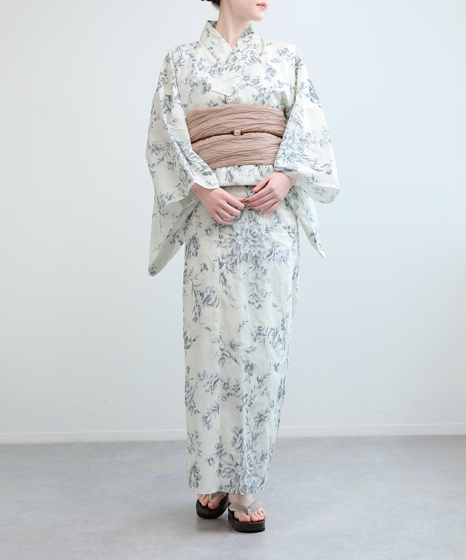 Floral Cotton Yukata 4-Piece Set: Yukata, Hecho Obi, Geta, Hair Ornament