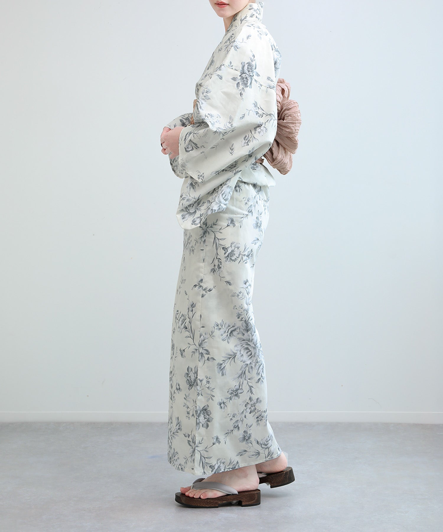 Floral Cotton Yukata 4-Piece Set: Yukata, Hecho Obi, Geta, Hair Ornament
