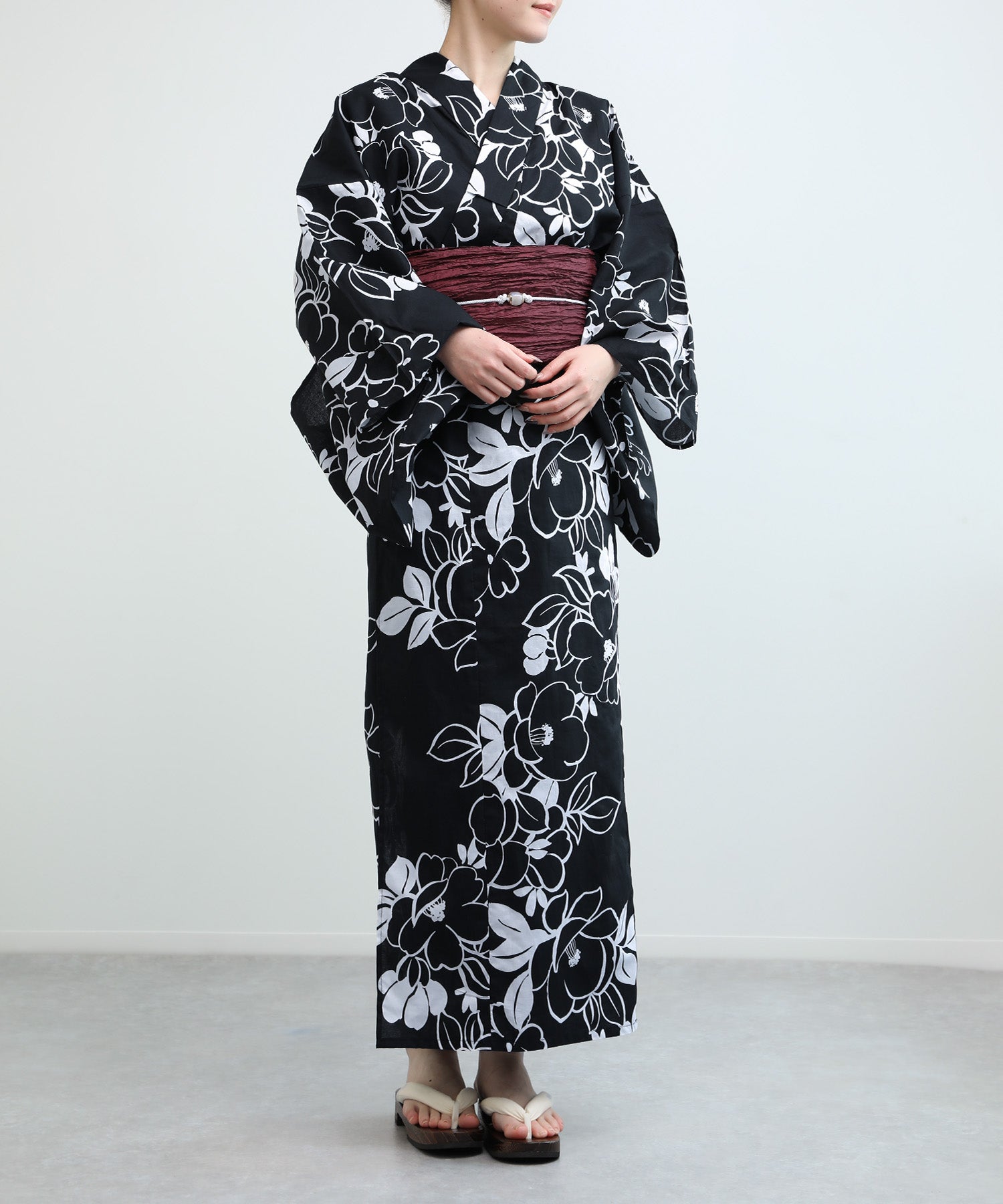 Floral Cotton Yukata 4-Piece Set: Yukata, Hecho Obi, Geta, Hair Ornament