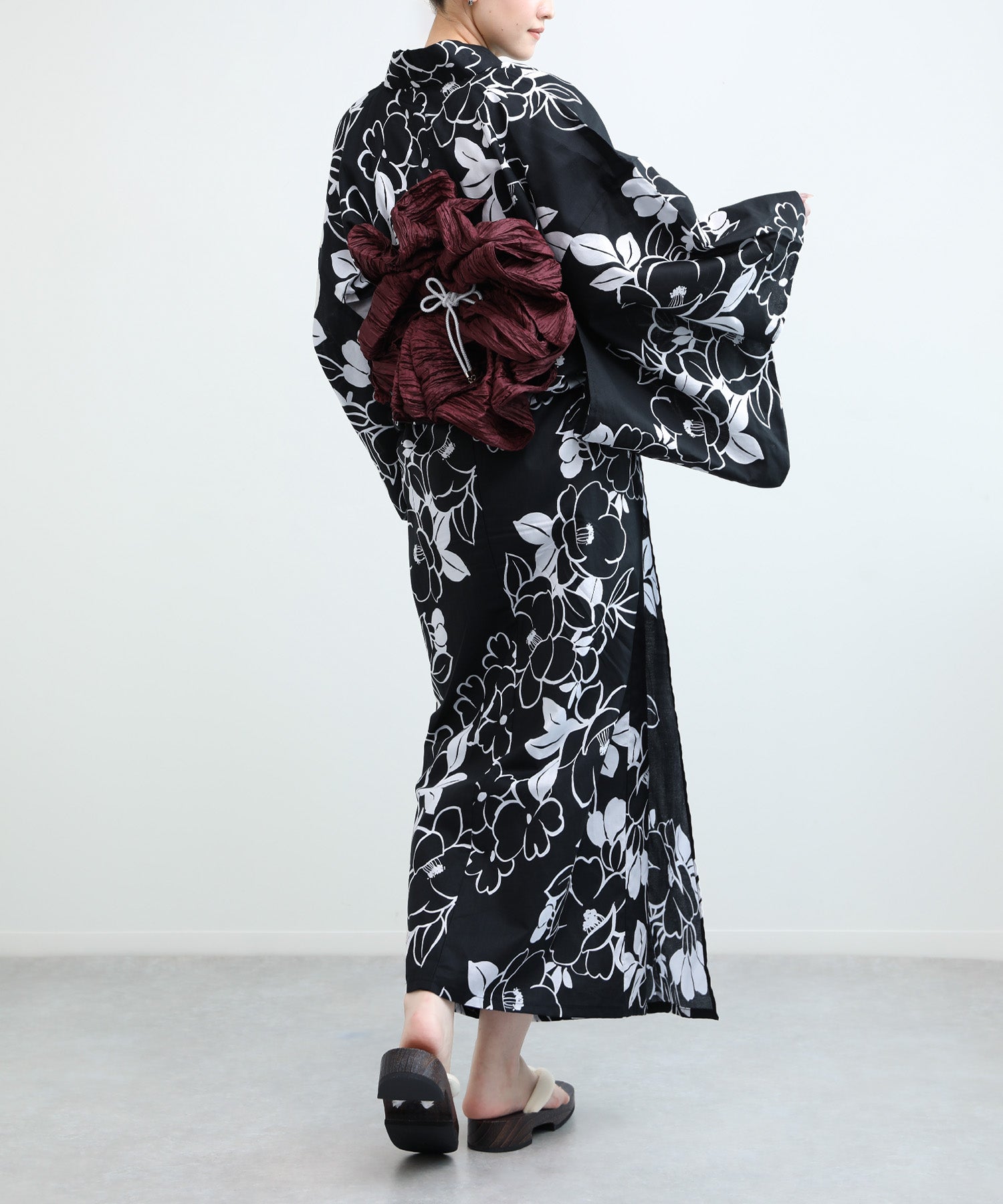 Floral Cotton Yukata 4-Piece Set: Yukata, Hecho Obi, Geta, Hair Ornament