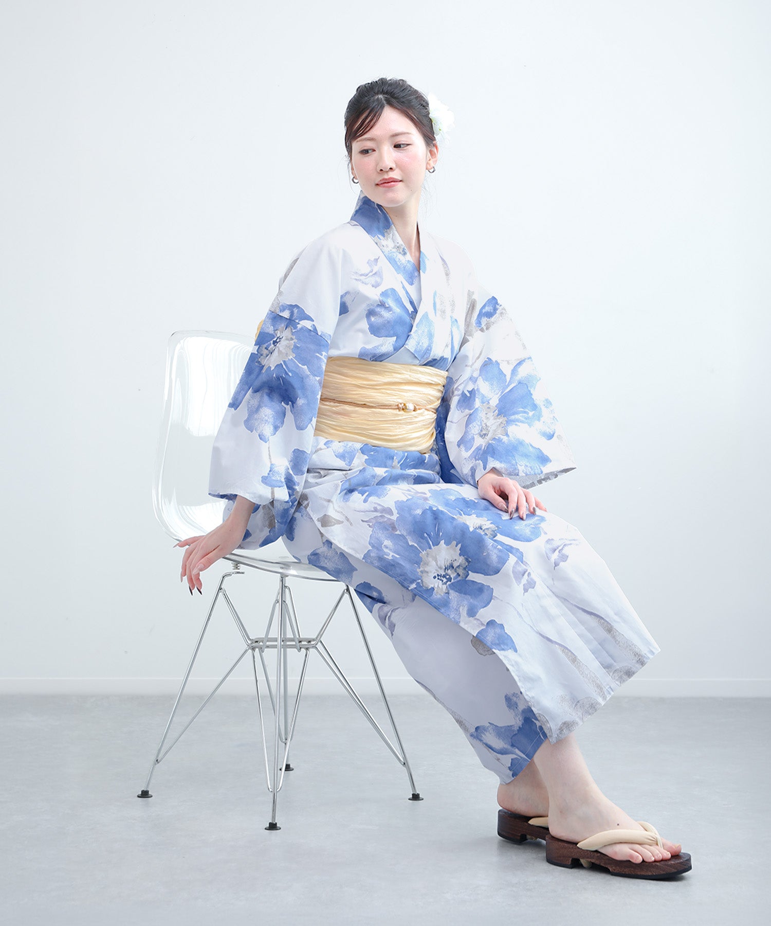 Floral Cotton Yukata 4-Piece Set: Yukata, Hecho Obi, Geta, Hair Ornament