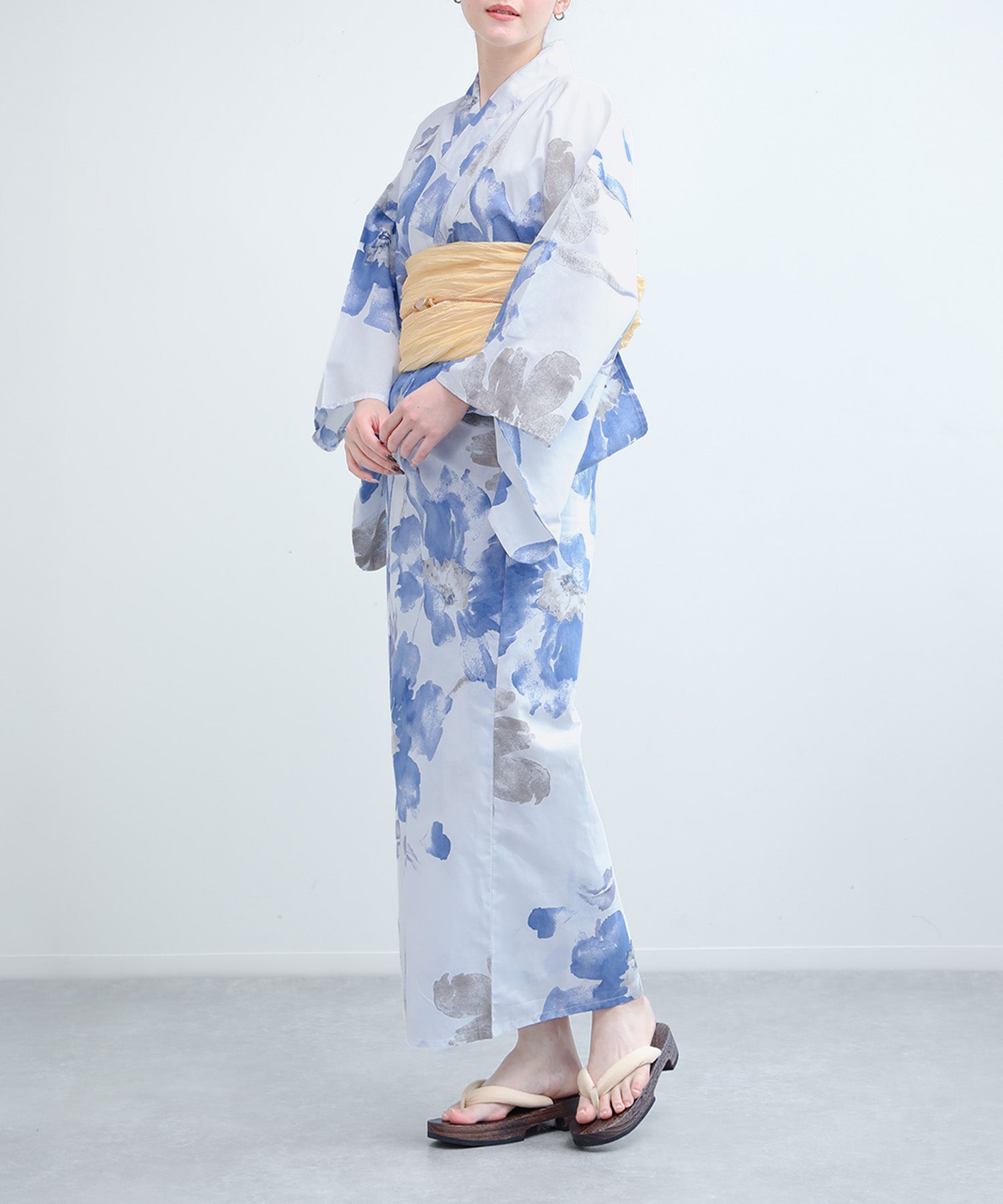 Floral Cotton Yukata 4-Piece Set: Yukata, Hecho Obi, Geta, Hair Ornament
