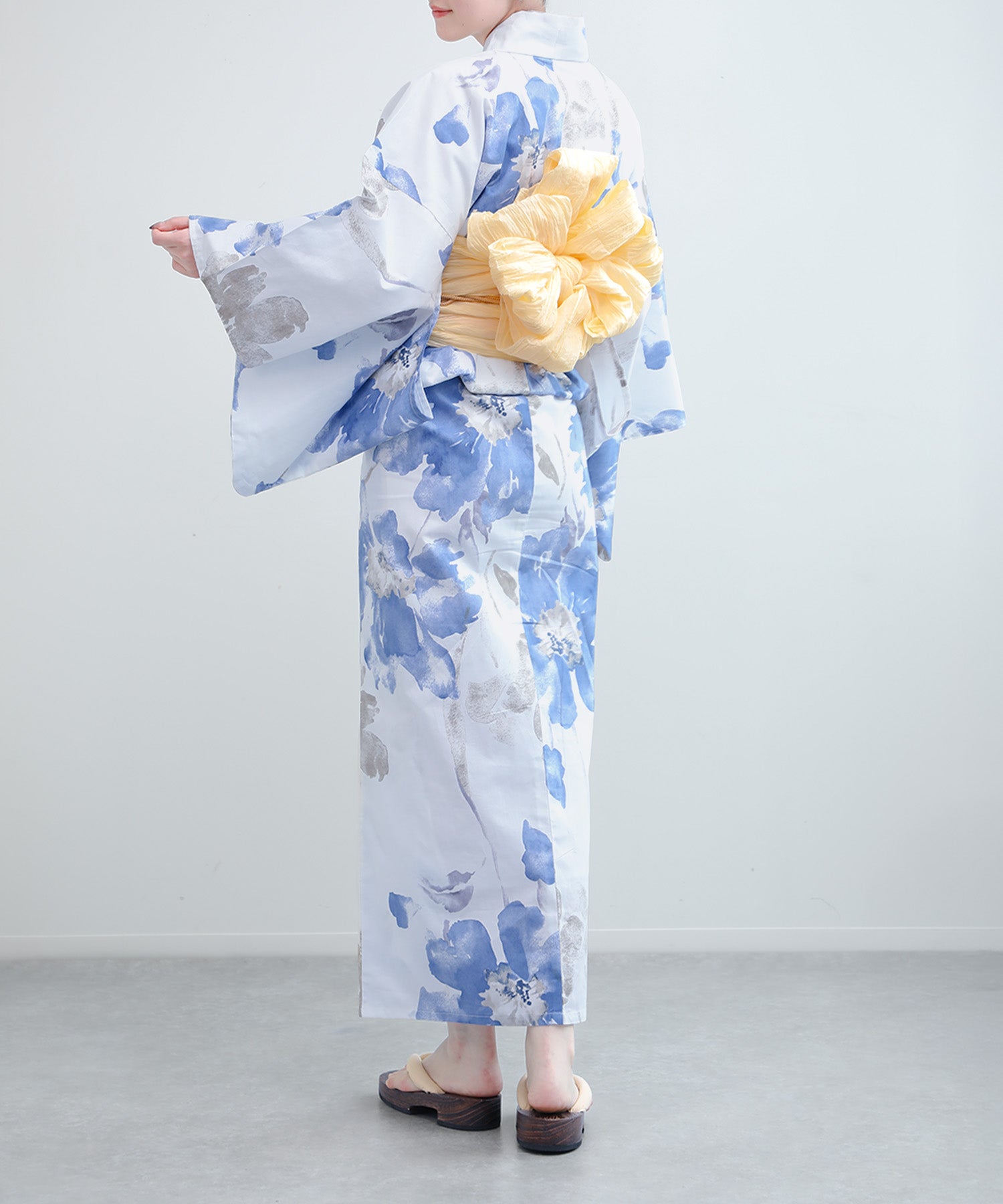 Floral Cotton Yukata 4-Piece Set: Yukata, Hecho Obi, Geta, Hair Ornament
