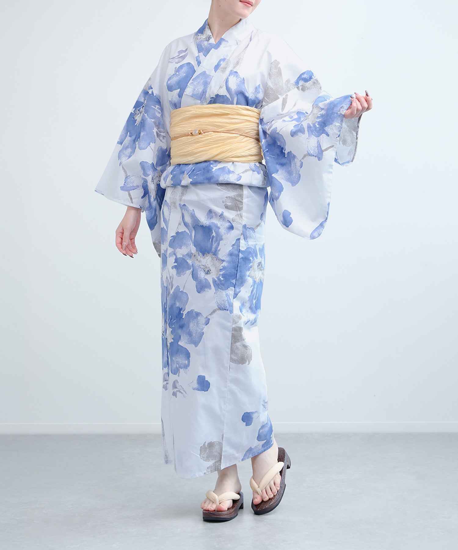 Floral Cotton Yukata 4-Piece Set: Yukata, Hecho Obi, Geta, Hair Ornament