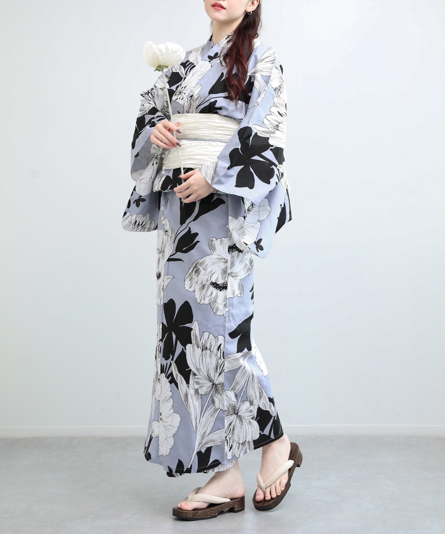 Floral Cotton Yukata 4-Piece Set: Yukata, Hecho Obi, Geta, Hair Ornament