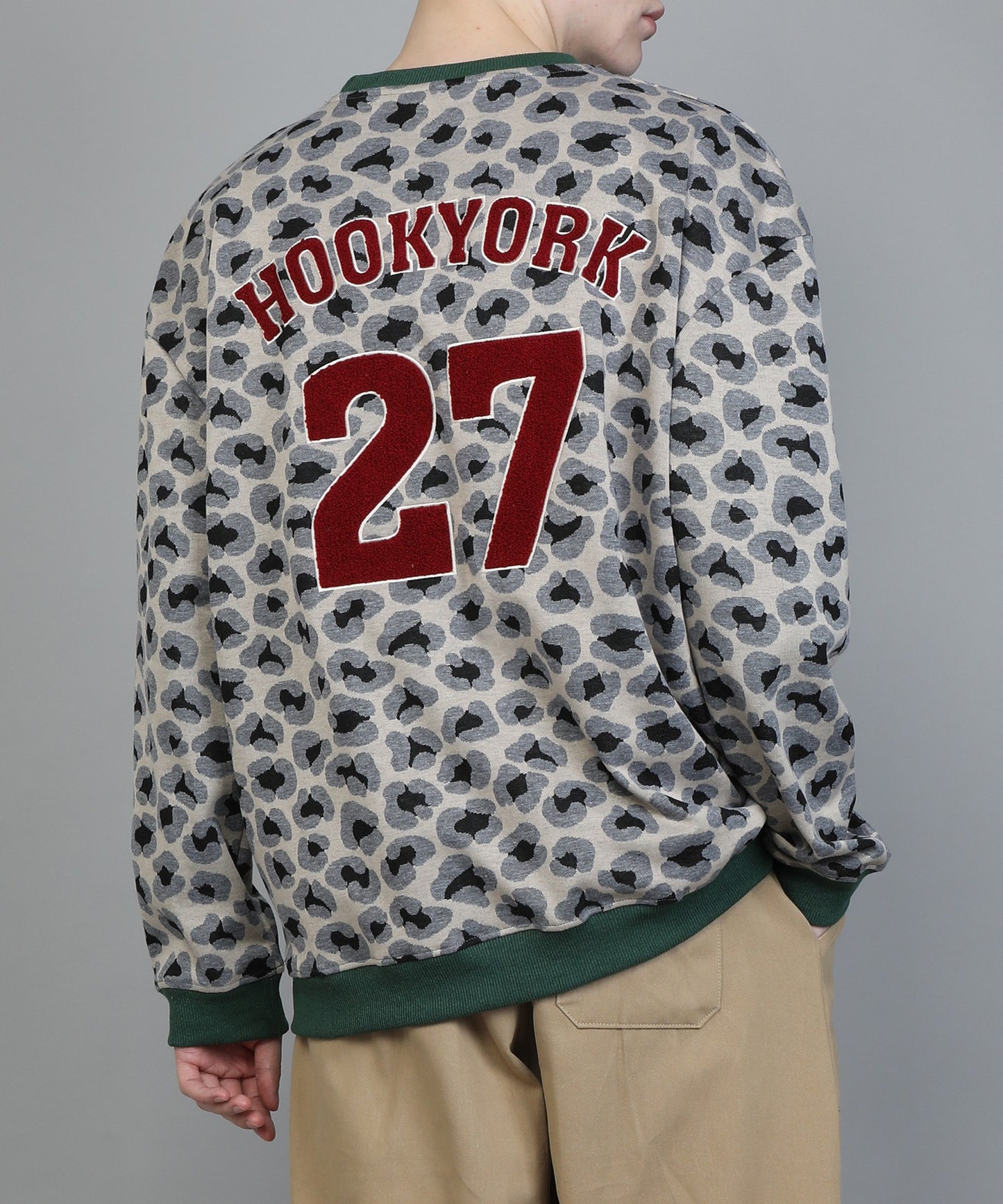 [HOOK -original-] Back embroidered leopard pattern sweatshirt