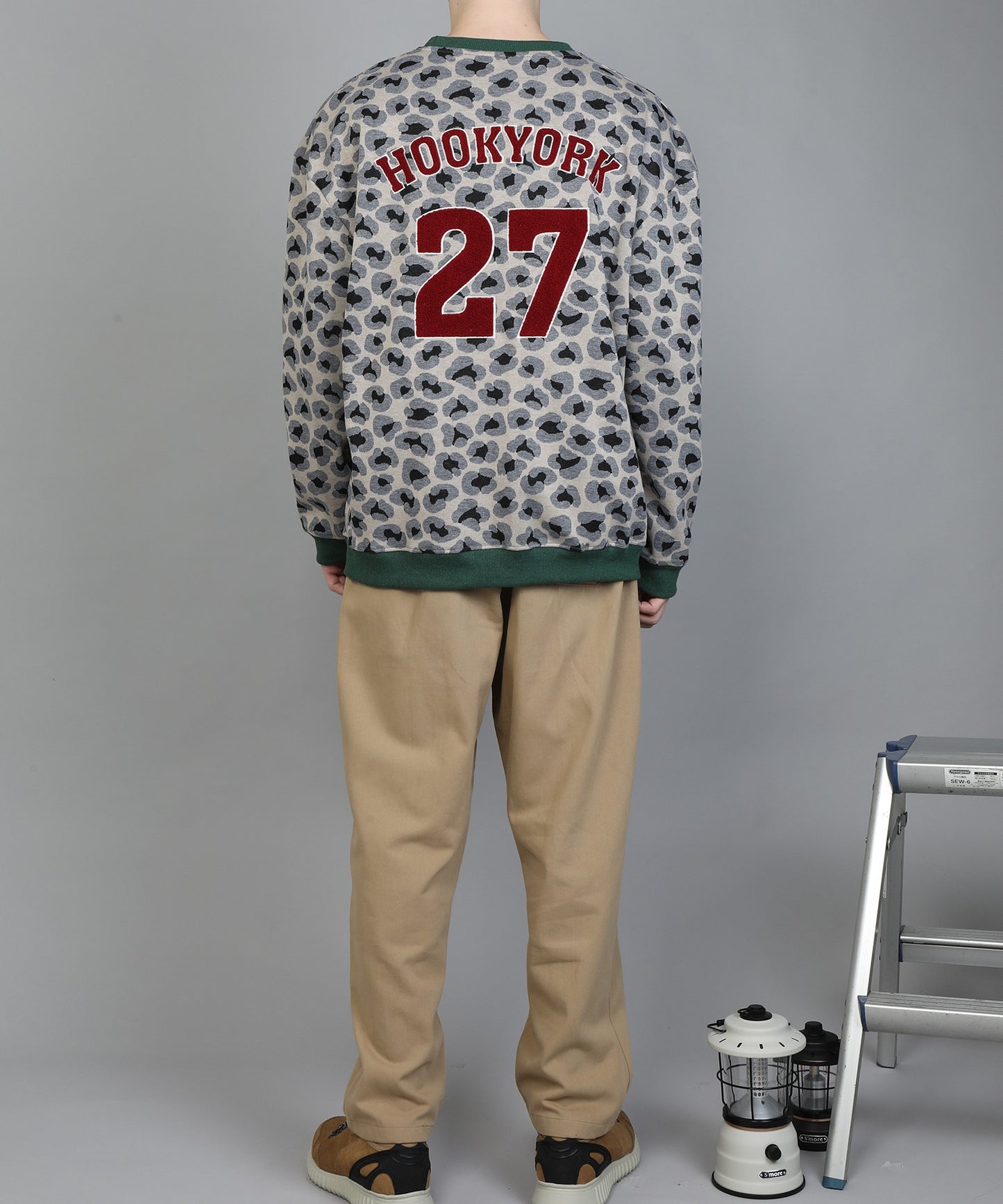 [HOOK -original-] Back embroidered leopard pattern sweatshirt